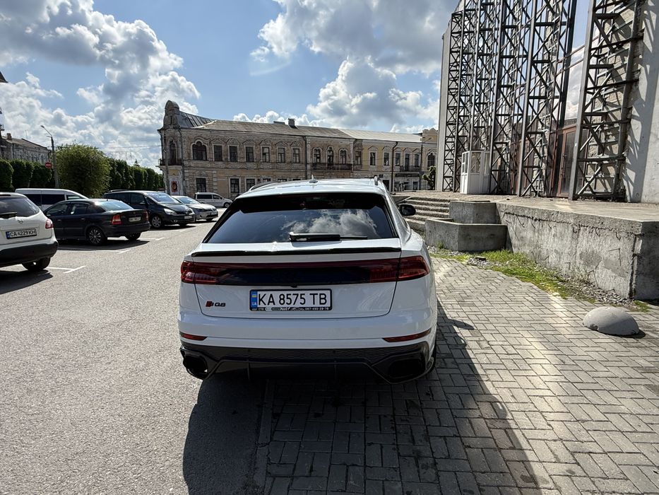 Біла Audi SQ8 2021