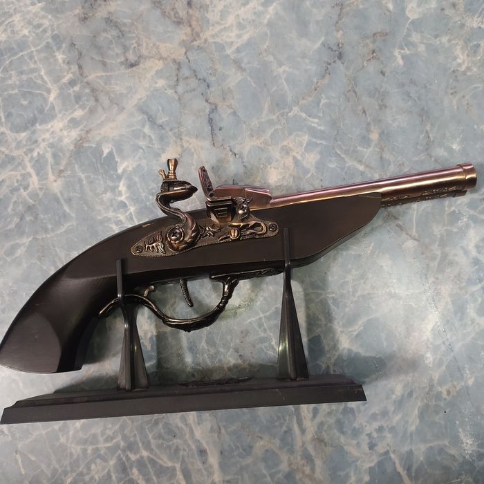 Сувенір "пистоль ХІХ століття " + газова запальничка в робочому стані
