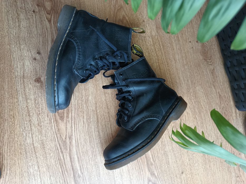 Czarne glany dr Martens 8 oczek