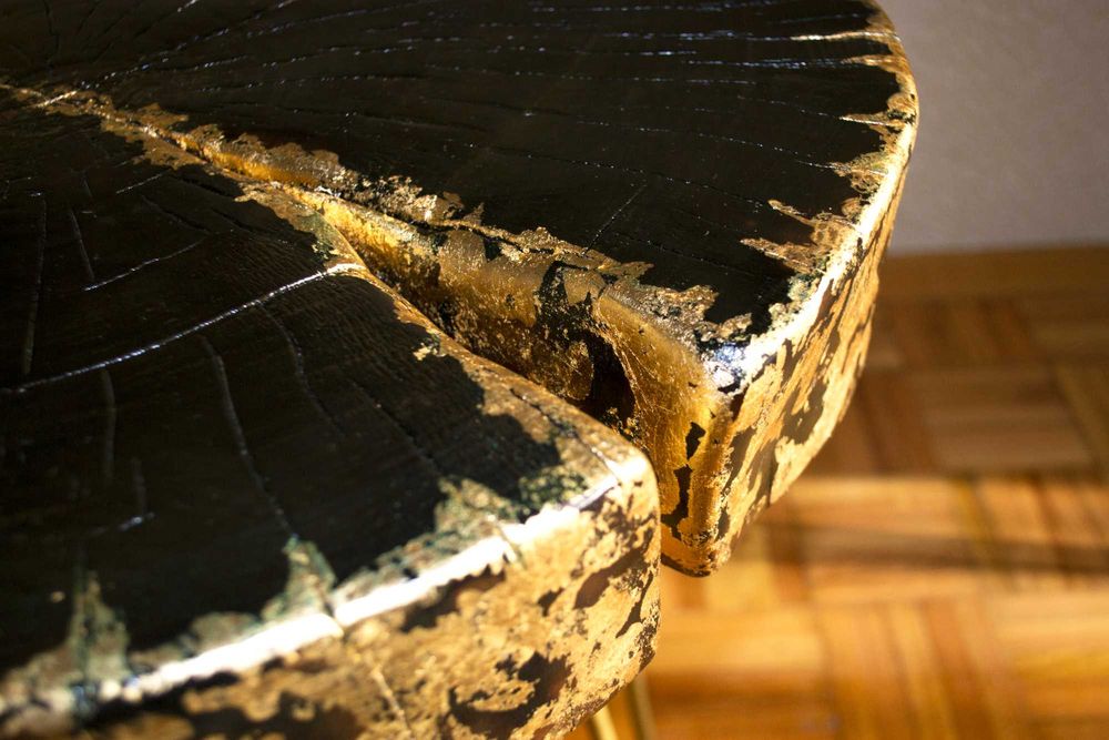 Кофейный стол из слэба клена черного цвета.