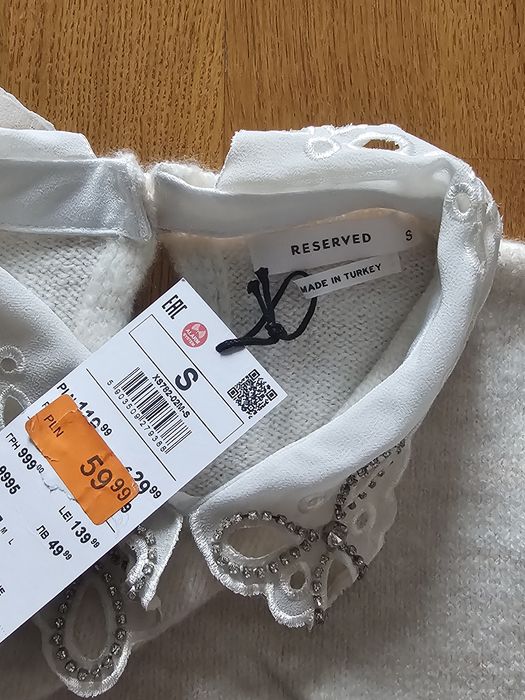 Sweter z ozdobnym kołnierzem