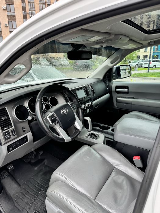 Toyota Sequoia 2014 ГАЗ/БЕНЗИН