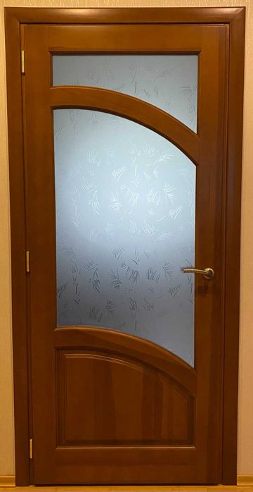 Двері міжкімнатні дерев'яні, темно-коричневого кольору. Сосна.