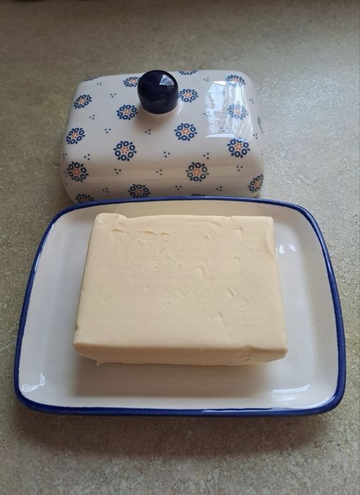 Maselniczka ceramiczna z pokrywką biało-niebieska