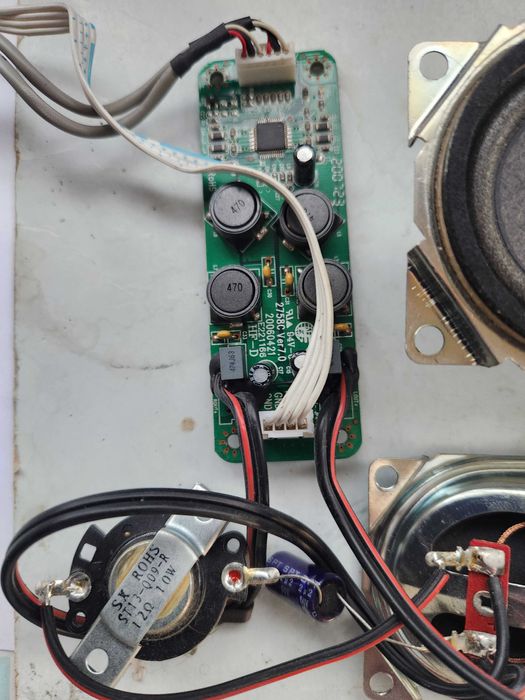 Дінаміки від колонок різні