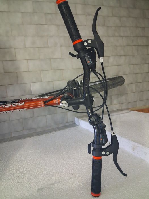 Vendo bicicleta vermelha e cinza