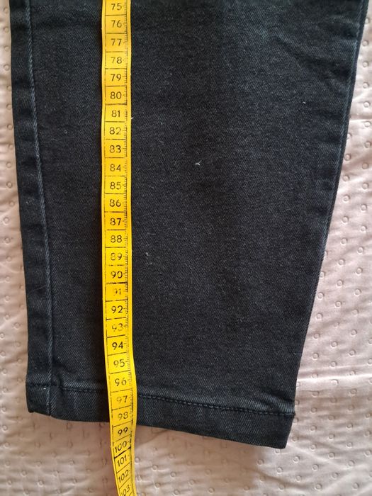 Czarne spodnie jeansowe