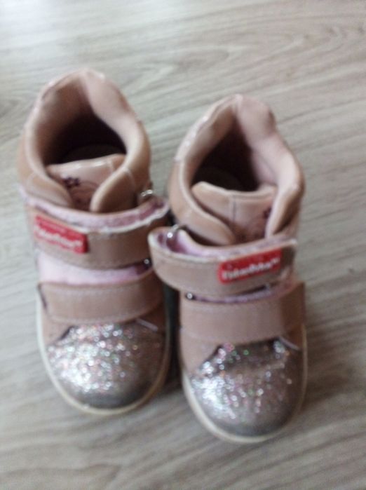 Pudrowy róż buty jesienne