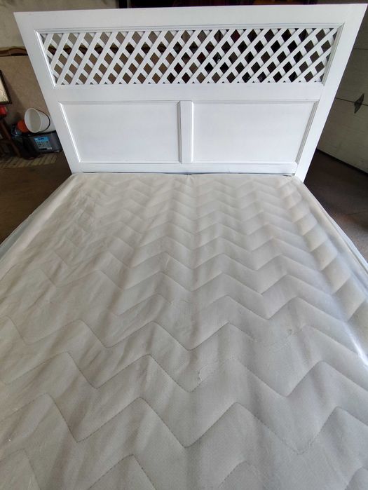 Cama em madeira maciça com espelho