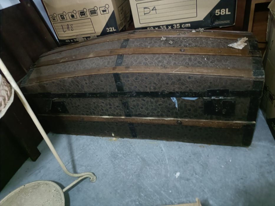 Arca antiga com ferragens