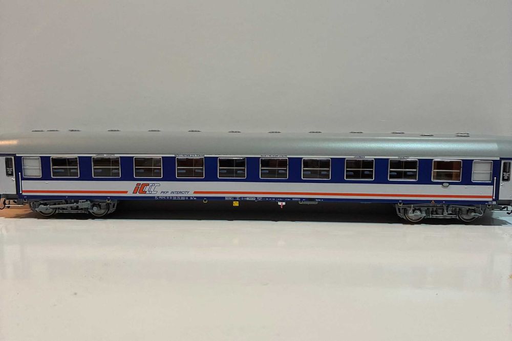 Wagon pasażerski kuszetka IC Robo 244531 H0 PKP + oświetlenie