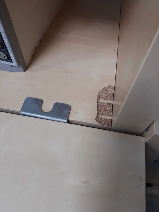 Módulo de 2 secretárias e 2 estantes Ikea com marcas de uso