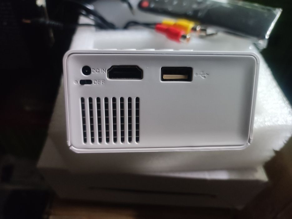 Wall-mounted Mini Projector450371628386887684
