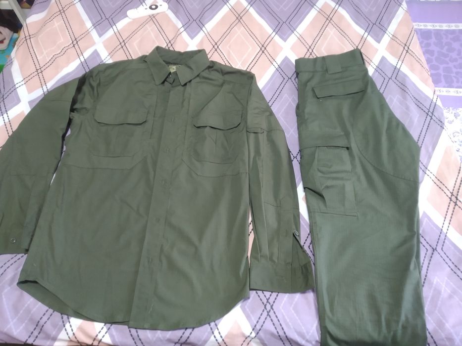 В отличном состоянии 2 футболки, и штаны с рубашкой по отличной цене