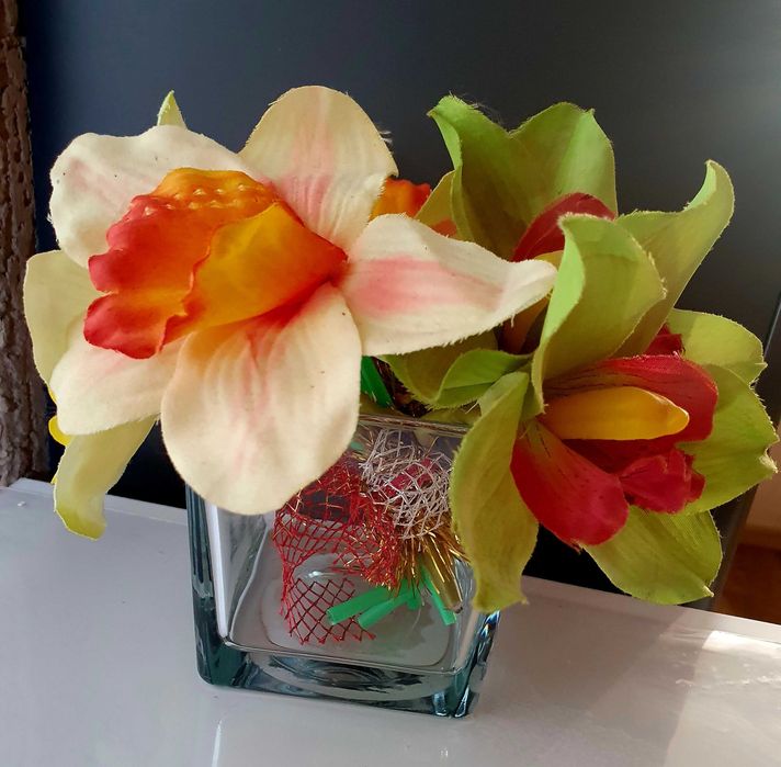 Продам квадратную стильную стеклянную вазочку  для интерьера