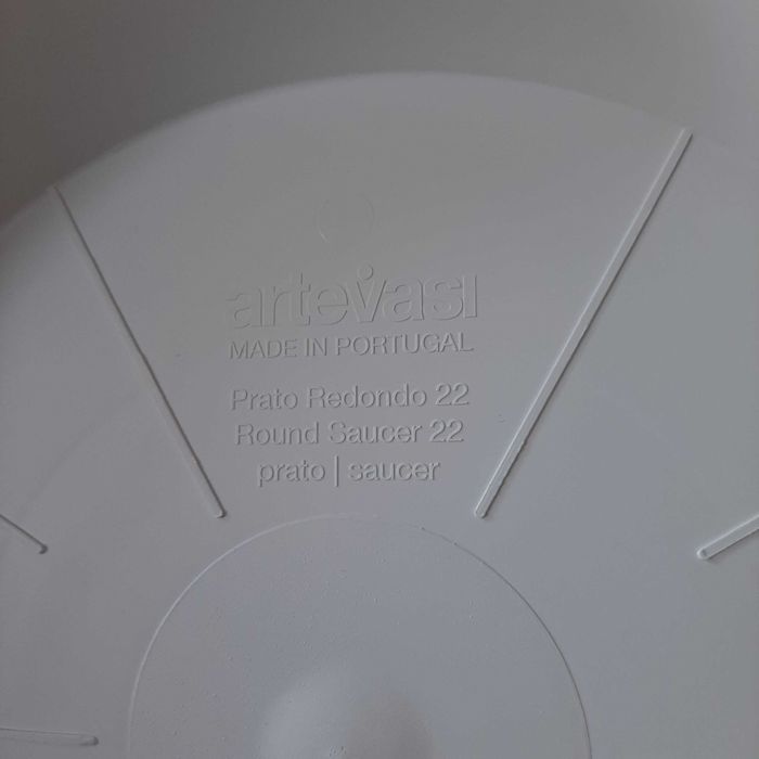 2 Pratos de Plástico para Vasos com 18 e 22cm