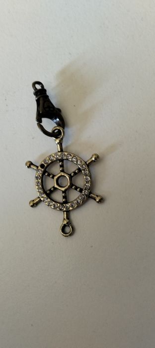 Roda de leme muito antiga  em bronze com pedrasbrilhantes para porta chaves etc etc