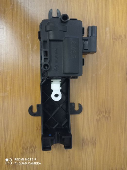 Привод(актуатор) правої двері Tesla model X