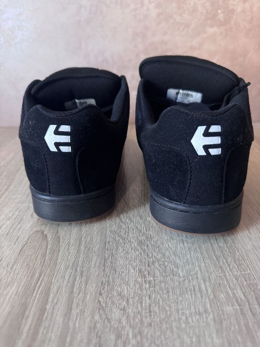 Продам кросівки Etnies