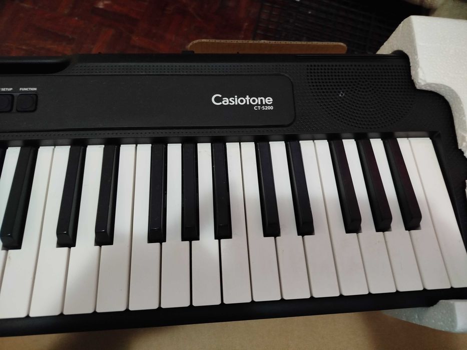 Teclado semi novo