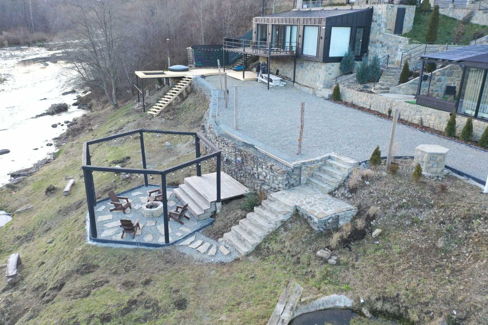 Котедж в Яремчі біля річки, на висоті)