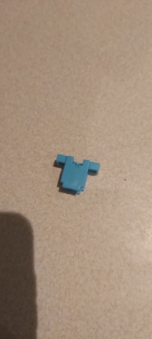Klocki lego Minecraft Steve z kilofem, zbroją oraz pochodnią.