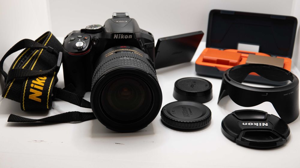 Camera Nikon 5300 com objetiva 24-120mm F 3.5 - 5.6 VR