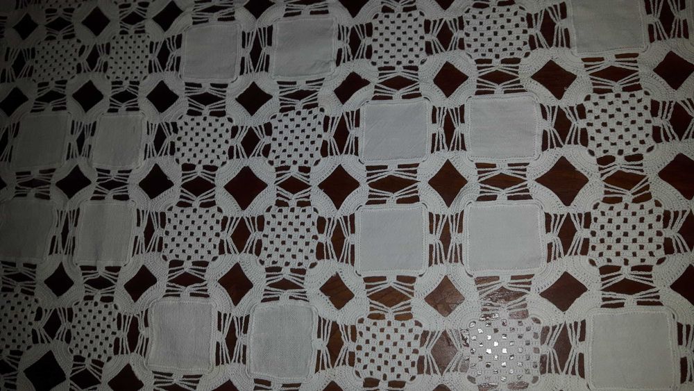 Toalha de mesa muito linda em renda e linho toda feita a mao