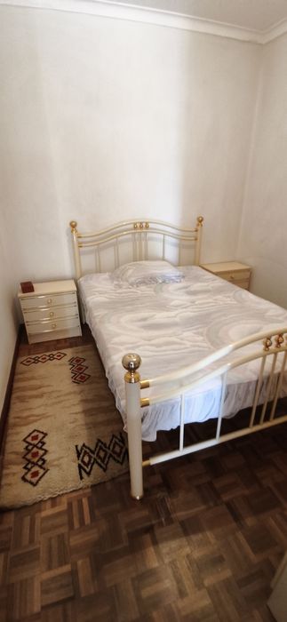 Cama, mesas de cabeceira e armário