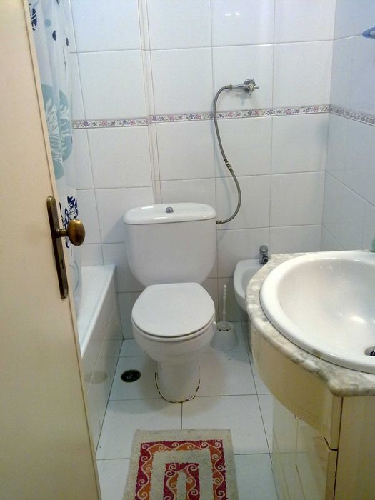 Alugo Quarto 17m2 em Sacavém, junto a Rotunta de acesso à Portela