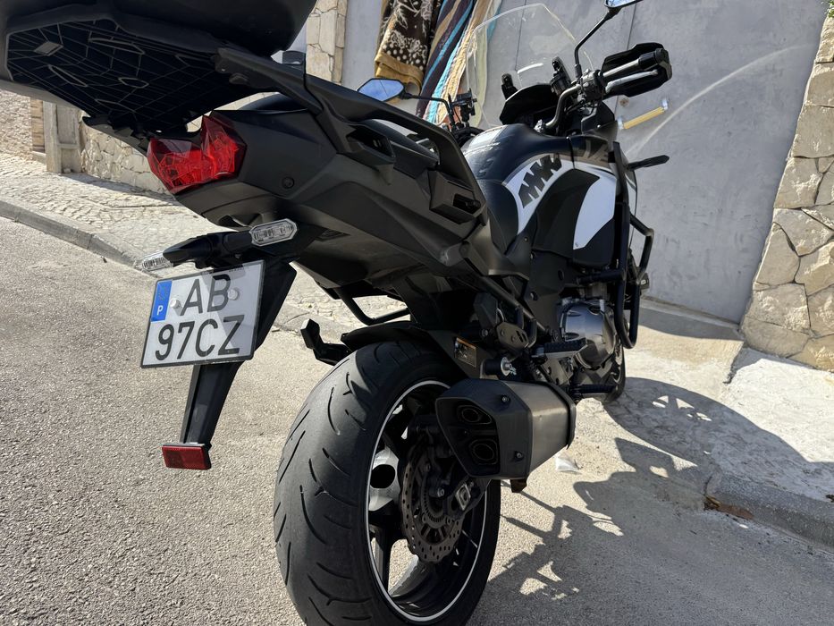 Vendo Kawasaki preta e branca , mota com revisoes srmpre feitas na M.