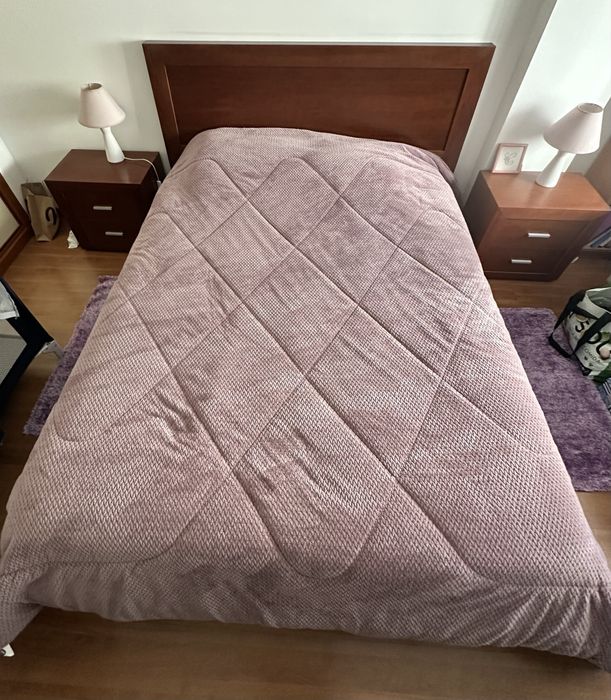 Conjunto de Quarto (cama, mesas de cabeceira e cómoda)