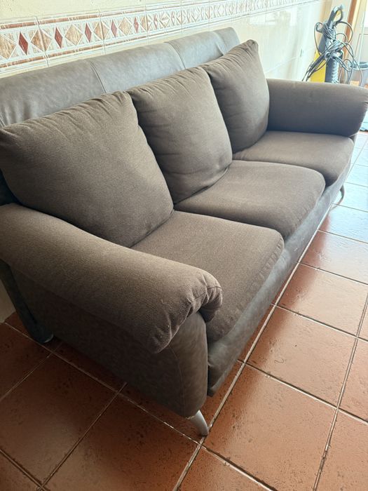 Sofa em tecido castanho