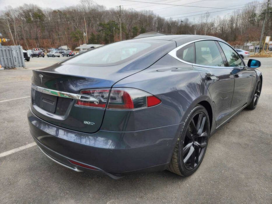 Tesla Model S      2016