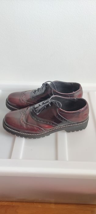 Sapatos envernizados preto e bordeaux