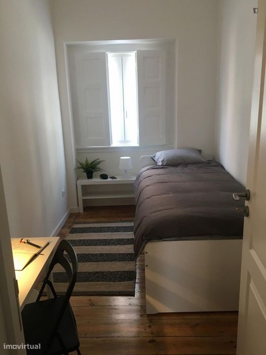 Quarto - localizado em Pontinha Lisbon