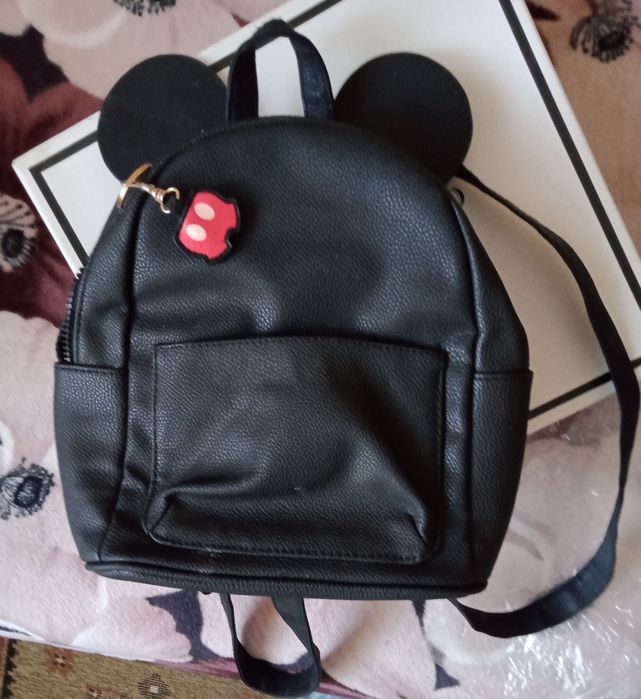 Рюкзак чорний дівочий.