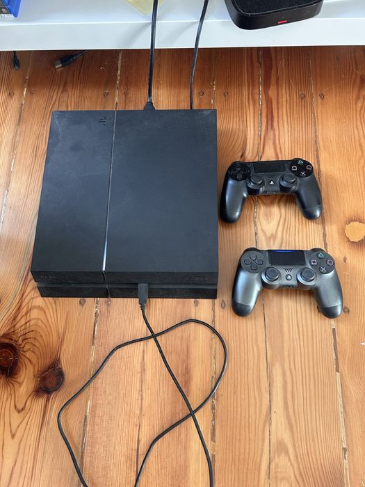 Playstation 4 com 2 comandos e jogos