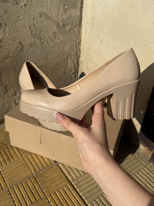 Продам бежеві туфлі