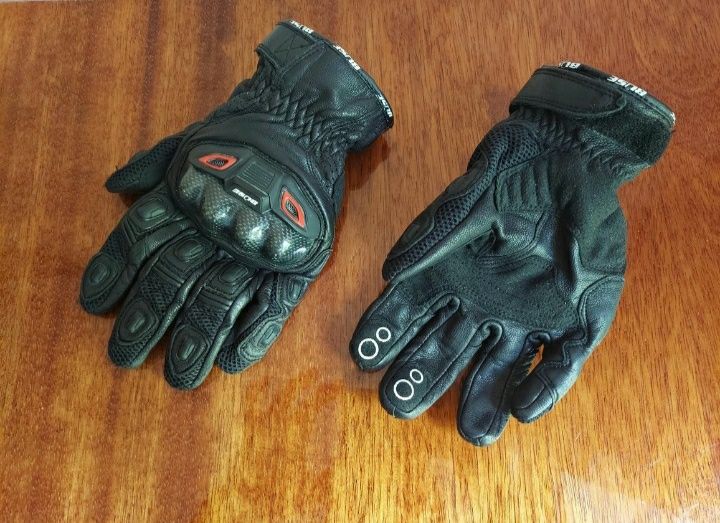 Мотоперчатки фірми Alpinestars road оригінал 

Розмір по бірці:  9

До