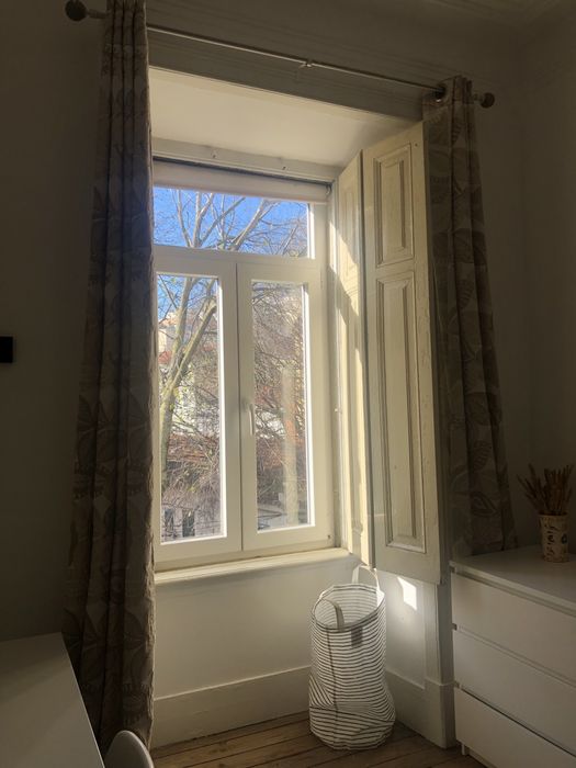 Quarto com muita luz , proximo do Jardim da Estrela.
