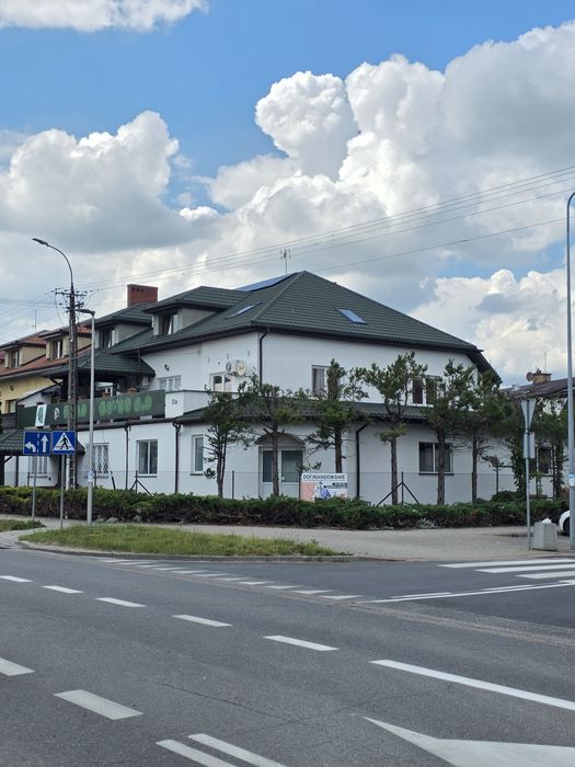 Dom z trzema  mieszkaniami i dużym lokalem  usługowym centrum sauna bilard
