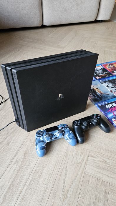 PS4 PRO  1TB + 2 pady + popularne gry