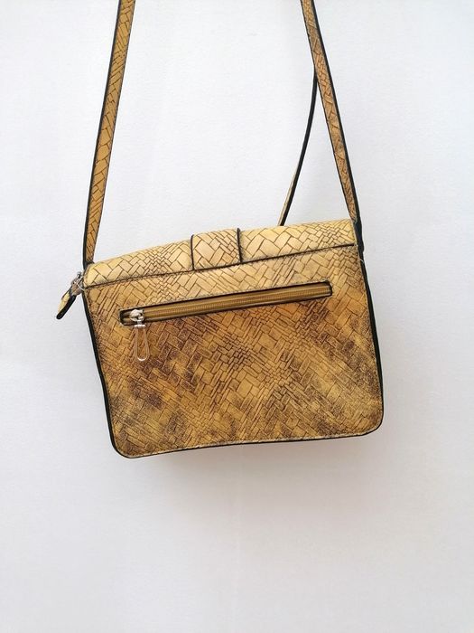 Mala Amarela a Tiracolo