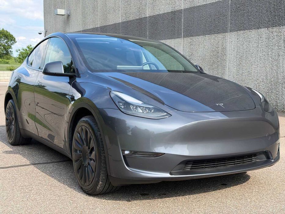 Tesla Model Y      2023