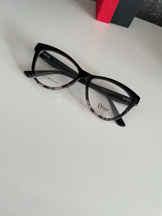 Modne okulary oprawki, stylowe okulary.