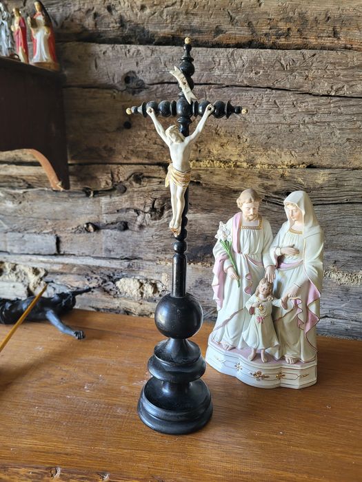Zabytkowy drewniany krzyż 51cm biskwit Jezus