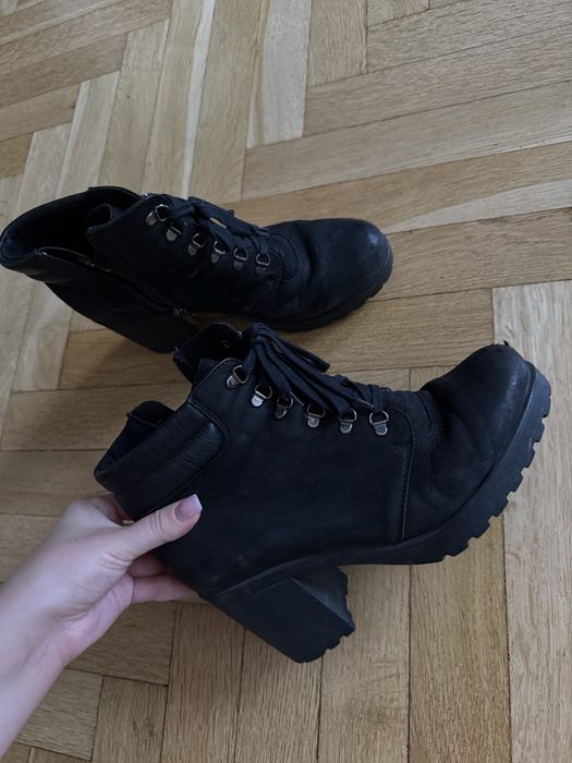 Czarne buty na koturnie Lasocki rozmiar 38 zapinane na suwak