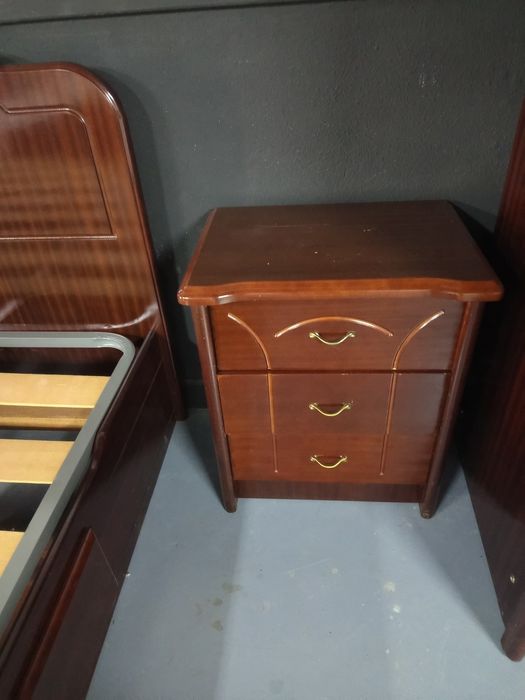 Cama mais 2 mesas de cabeceira em mogno