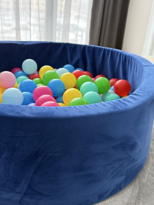 Сухий басейн з кольоровими кульками для дітей